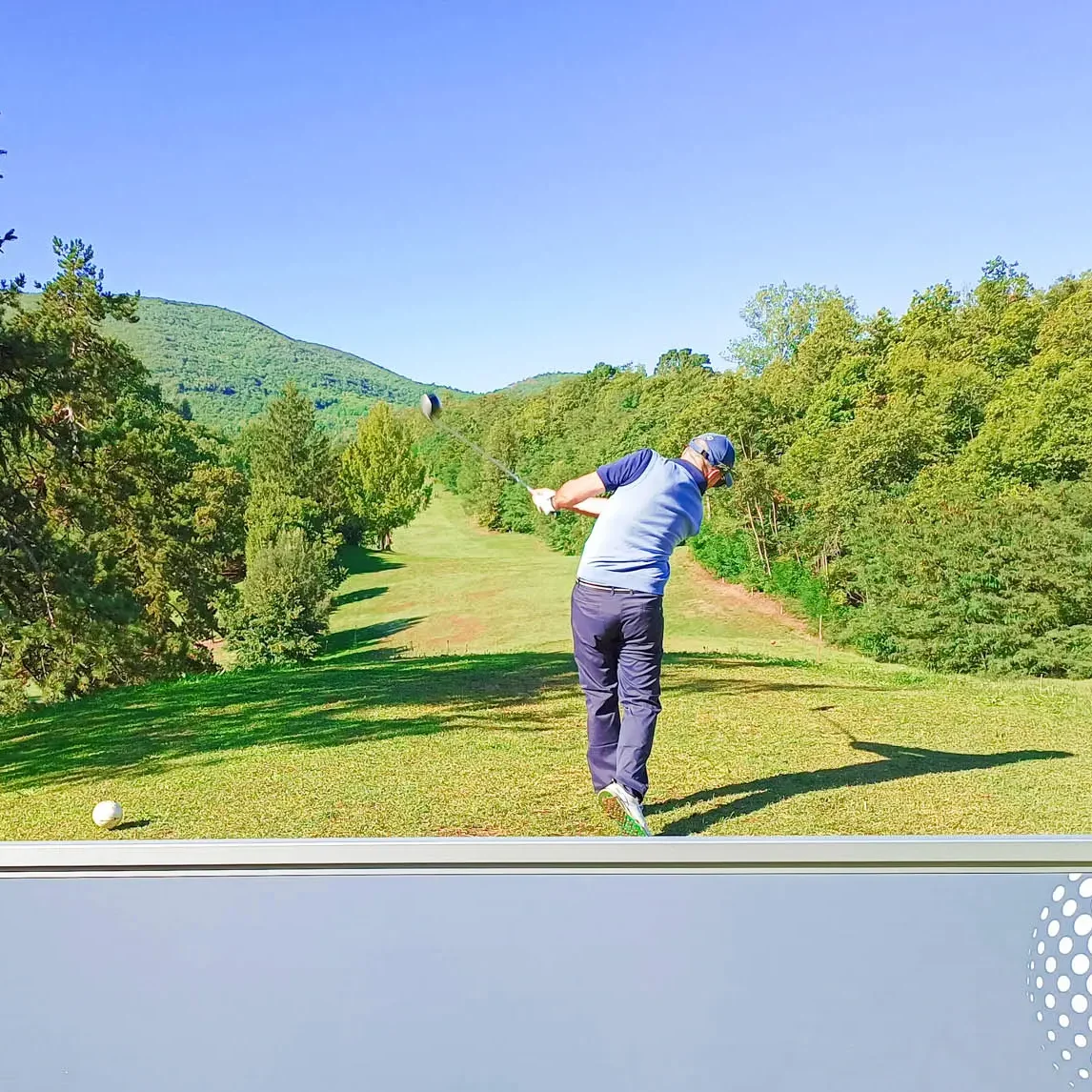 Battuta di golf durante evento Team Testani