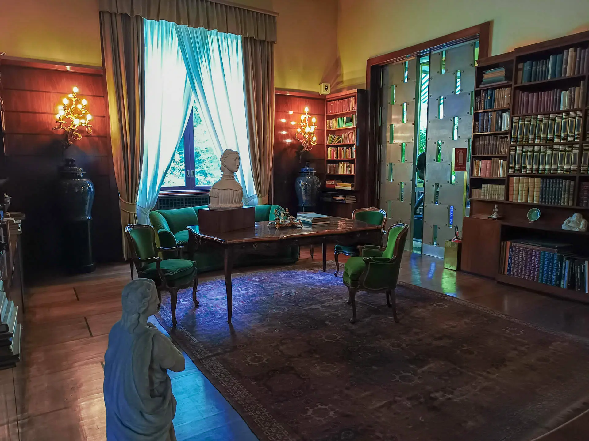 biblioteca in palazzo storico